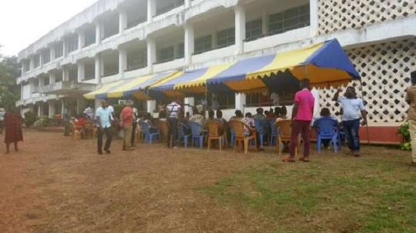 Some electorates at the Electoral Commission District Office to register