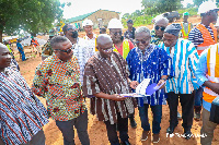 Dr Mahamudu Bawumia interacting with the contractors