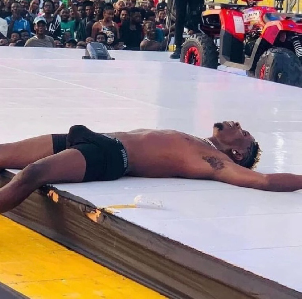 Shatta Wale on the bare floor