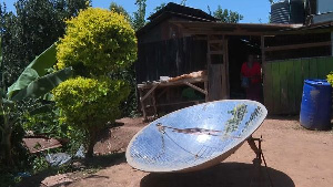 It uses mirrors to focus sunlight to a central point