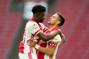 Mohammed Kudus celebrating with Dusan Tadic