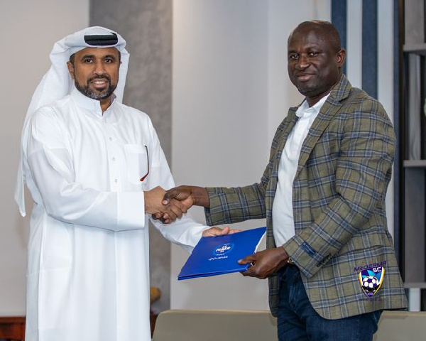 Al Nasr chairman Abdulla Bin Touq and Medeama's Moses Armah Parker