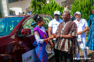 Bawumia hands over a car prize to a deserving teacher