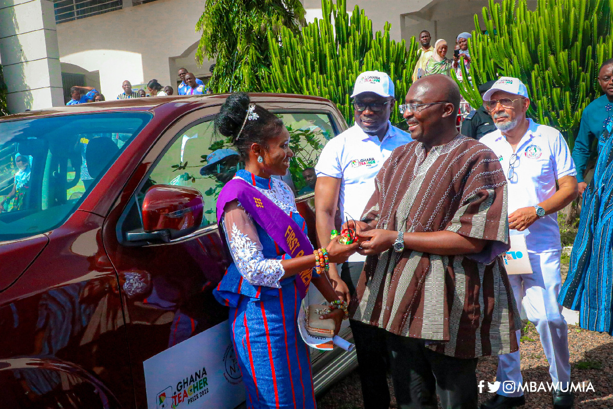 Bawumia hands over a car prize to a deserving teacher