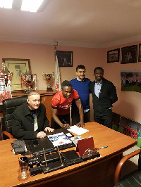 Mahatma Otoo signing his new deal