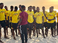 Abdul-Hayye Yartey having a conversation with his players