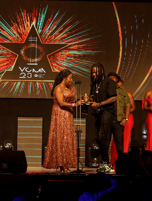 CEO of Vodafone Ghana, Patricia Obo-Nai presenting the award to Stonebwoy