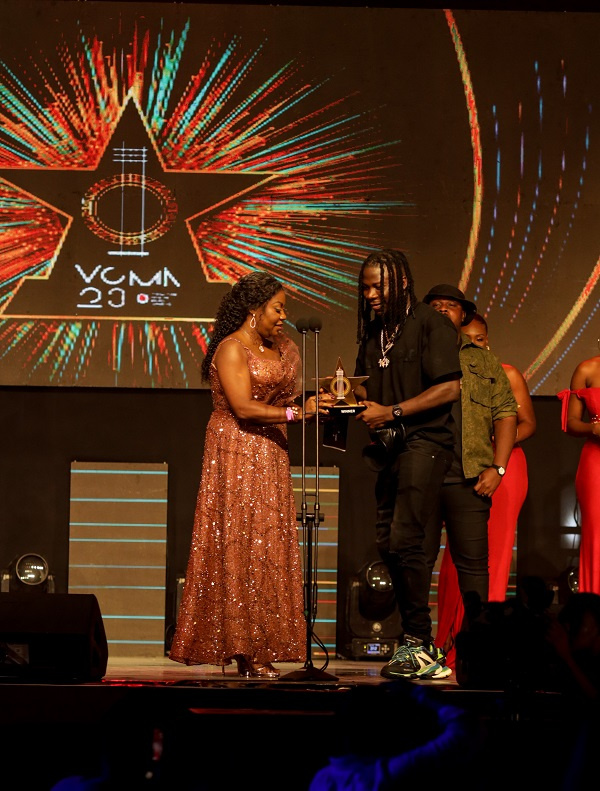 CEO of Vodafone Ghana, Patricia Obo-Nai presenting the award to Stonebwoy