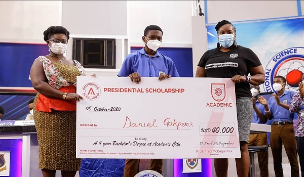 Daniel Kekeli Gakpetor recieving the full scholarship from Academic City College