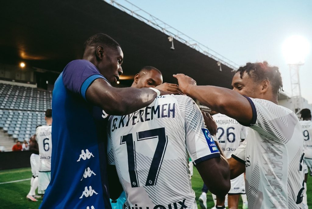 Godson Kyeremeh being mobbed by teammates to celebrate his goal