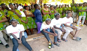 Some students of Kanton gathered around the contestants