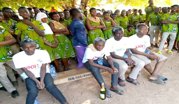 Some students of Kanton gathered around the contestants