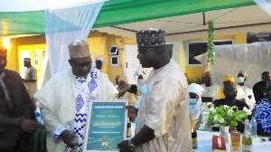 Marhaba Fm's morning show host,  Alhaji Sham'un Abdallah Bako receiving his award