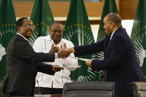 Reps of both sides exchange agreement as former Kenya president Uhuru Kenyatta applauds