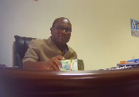 Robert Sarfo-Mensah being given the bribe at his office by Tiger Eye PI team