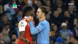 Jack Grealish gets physical with Thomas Partey in Man City's 4-1 win over Arsenal