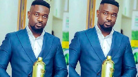 Rapper Sarkodie holding his 'award'