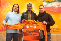 Samuel Sarfo with officials from Saipa FC