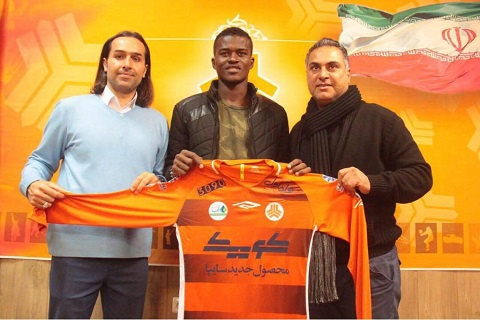 Samuel Sarfo with officials from Saipa FC