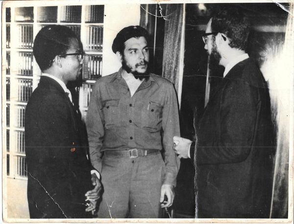 Fifi Hesse (left) photographed in Accra with Ernesto Che Guevara of Cuba (C) in 1965