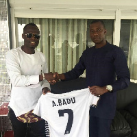 Agyemang Badu (left) hands over a replica jersey to Kenpong