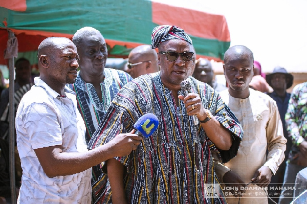 Ex-President Mahama speaking to the chiefs of Sunyani Zongo