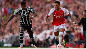 Arsenal's defender Ben White (R) vies with Manchester United's English striker Marcus Rashford (L)