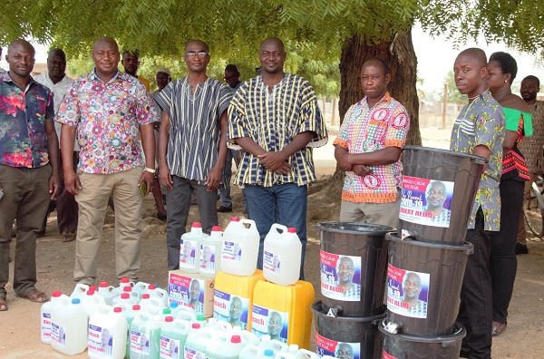 Robert Aloo, NPP Parliamentary candidate for the Chiana-Paga (4th from left) after the donation