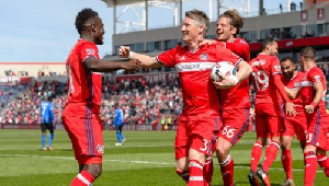 David Accam with his teammates