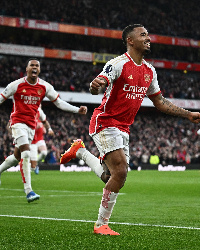 Arsenal move top of Premier League with 2-1 win over Brentford