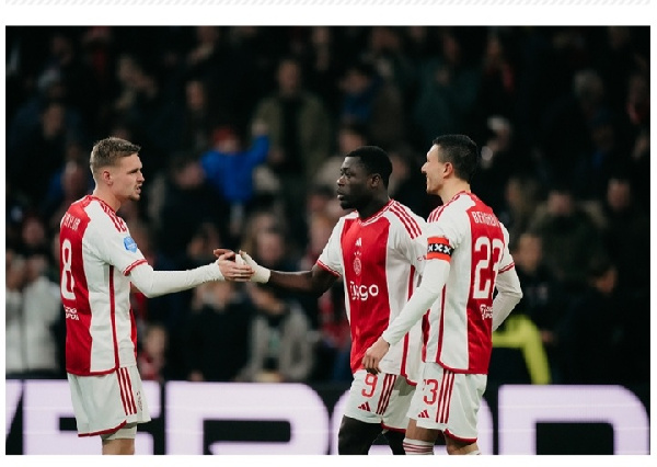 Brian Brobbey celebrates with teammates after scoring a stunning goal