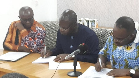 Representatives of Ghana Chamber of Mines and the Ghana Standards Authority signing MoU