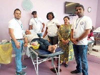 Yashpal Singh (4th right) with other members of RAG standing around a donor