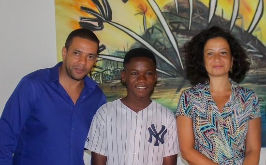 Abraham Attah (middle)