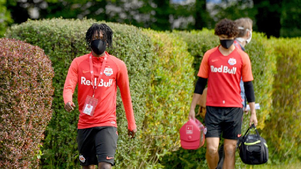 Ashimeru in a face masks at the team's training ground