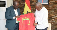 Jiohn Mahama receives a Black Stars jersey from Kurt Okraku