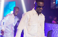 Sarkodie captured in his all-white attire at the event, Highlife Singer, Akwaboah, in the cut