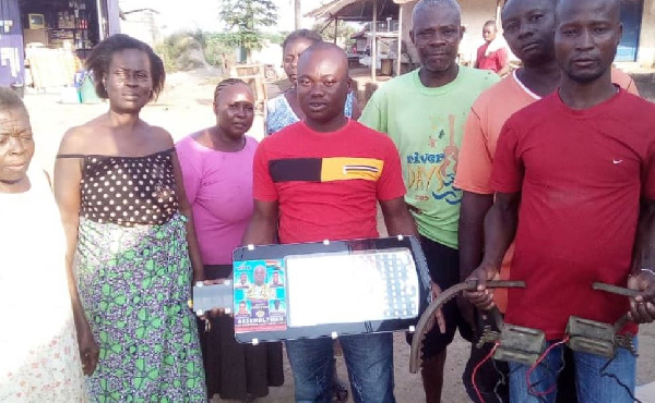 Nii Aryee Aryeetey donates streetlight bulbs to residents