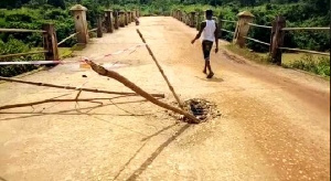 Photo of the dilapidated bridge