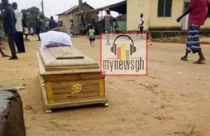 The coffin has been left in the middle of the community because it was presented by the widow