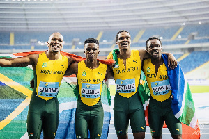 Akani Simbine led South Africa's 4x100m quartet to a dramatic victory.