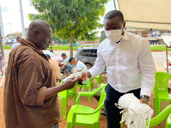 A photo during the distribution of the face masks