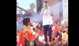 Stonebwoy dancing to Shatta Wale's performance