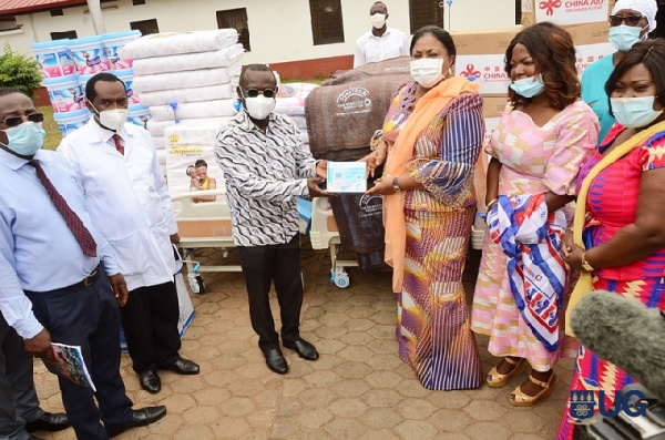 First Lady, Rebecca Akufo-Addo presenting the items to the University of Ghana Hospital