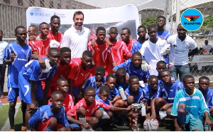 Robert Pires in a group picture with the players