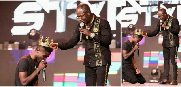 Amakye Dede crowned Kuami Eugene  'highlife king' on stage at the VGMA 20