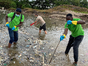 Australian High Commissioner to Ghana, Gregory Andrews(middle) partakes in the clean-up exercise