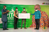 Akufo-Addo hands over the cheque at the Presidential Pitch