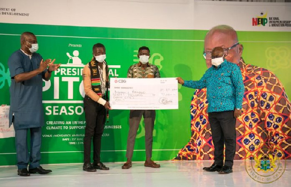 Akufo-Addo hands over the cheque at the Presidential Pitch