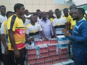 Barima Boadaa Otuo-Acheampong presenting the item to  Black Stars B